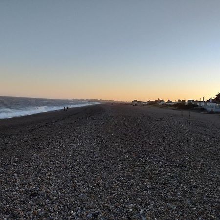 Superior 6 Berth Holiday Home In Suffolk แซกส์มันดัม ภายนอก รูปภาพ