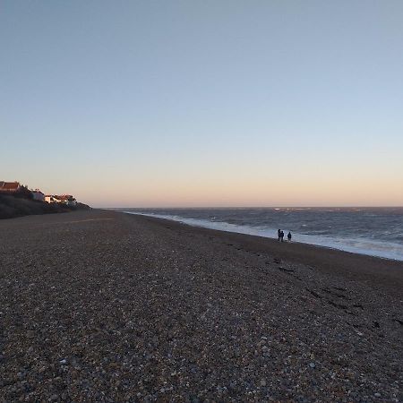 Superior 6 Berth Holiday Home In Suffolk แซกส์มันดัม ภายนอก รูปภาพ