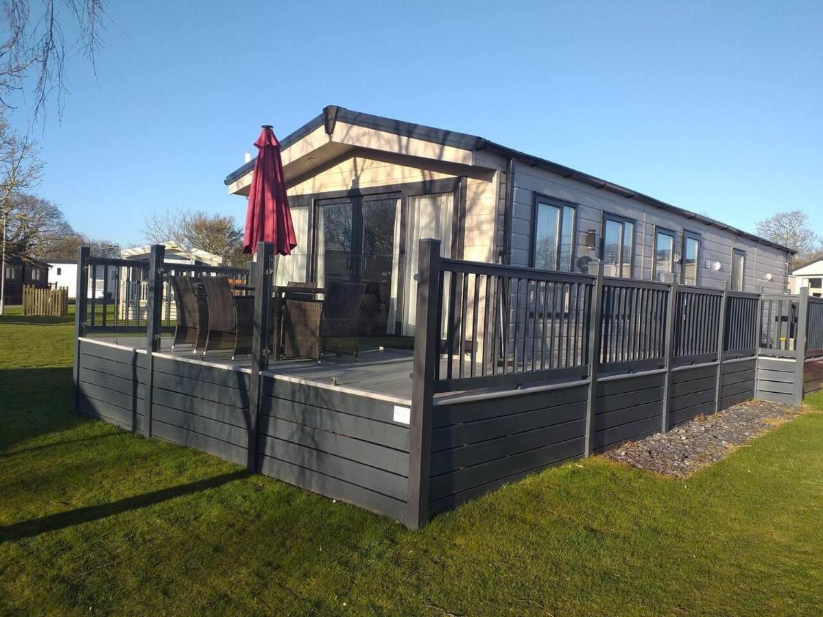 Superior 6 Berth Holiday Home In Suffolk แซกส์มันดัม ภายนอก รูปภาพ