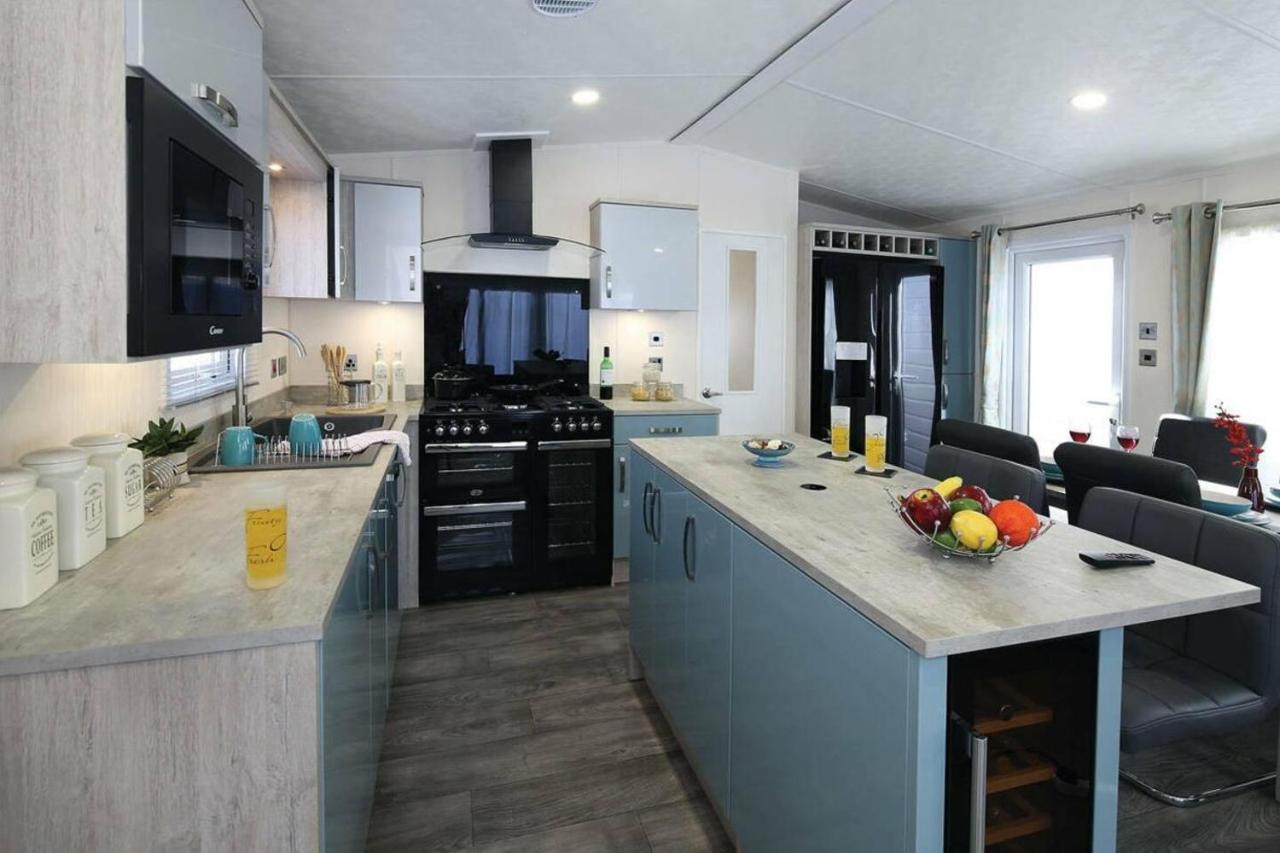 Superior 6 Berth Holiday Home In Suffolk แซกส์มันดัม ภายนอก รูปภาพ